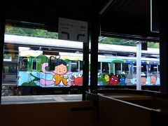 帰りの特急までまだ時間があります。
お弁当を購入したり、駅の中を見て回ったり。
気付くと、にぎやかなデザインの車両がきていました。地元の伝説をもとにした絵柄のよう。
京都丹後鉄道、楽しい車両がたくさんありますね！
