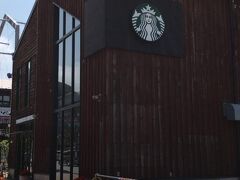 スターバックスコーヒー 函館ベイサイド店
環境客で溢れかえっているのでパス