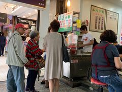 お昼なので三五水餃

お昼時で地元の人で混雑していましたが
回転率はよく、すぐに席につけました。