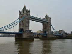 タワーブリッジ。ロンドン塔の側にある。テムズ川を結ぶ。
