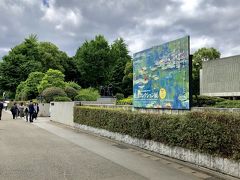 松方コレクション展～国立西洋美術館開館60周年展の看板が飾られている上野の国立西洋美術館のエントランスです。

今回の展示の目玉は個人的見解ですが、 二つあると思います。

「行方不明になっていたモネの睡蓮が修復されたこと」
残された下から60パーセントくらいの部分が修復されています。上の部分40パーセントはルーブルでの保管が悪く無くなってしまっています。
今回の展示に合わせて全体を(消失部分も含め)最新の技術で再現されたことだと思います。
(NHKスペシャルでこの修復のご苦労の経緯が放送されました)

あと一つは、松方コレクションでありながら返還されなかったゴッホの作品「アルルの寝室」がオルセー美術館から一時帰国していた事だと思います。

(あの作品が松方コレクションだったとは知りませんでした。この絵は3枚あります。
シカゴ美術館、ゴッホ美術館にありますがこの松方幸次郎が買った作品が一番良い、好きな「アルルの寝室」です。
サンフランシスコ条約の賠償の一つとしてフランスに取られてしまっています。
ちなみにサンフランシスコ条約締結は1951年、返却の条件として松方コレクションを収納する美術館がルコルビジェの設計、清水建設の施工で竣工したのが1959年です。)