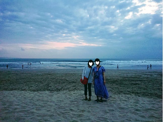 見たかったケチャの時間に間に合わず<br />ウルワツ寺院は諦めて<br />行ったことがないクタビーチへ<br /><br />これもひどい渋滞にはまり<br />マニュアル車のカクンカクンで気持ち悪くなり<br />クタビーチに着いたら雲が出て夕日は見られず<br /><br />「なんて日だぁ！」<br /><br />でもガイドのイケメン君<br />わたし達がいけないのに<br />恐縮するくらい謝ってくれていい子でした<br /><br />＜教訓＞<br />１、ガイドさんにはその場まで連れて行ってもらって<br />　その場に迎えに来てもらおう<br />２、買い物の時間は多めに取ろう<br />３、ガイドさんとLINEの交換をしておこう<br />４、ホットドッグは写真とは別物だ<br />
