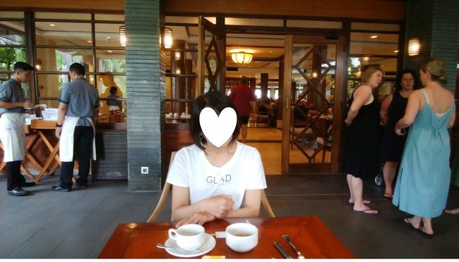 外のテーブルでいただきます<br />席に就くと日本語の話せるスタッフが挨拶に来てくれました<br /><br />コーヒーか紅茶かを聞いてくれて<br />何か困ったことがあれば声をかけて下さいとのことだったので<br />セーフティBOXの件を伝えて見てもらいました<br />単純に電池切れでした<br />