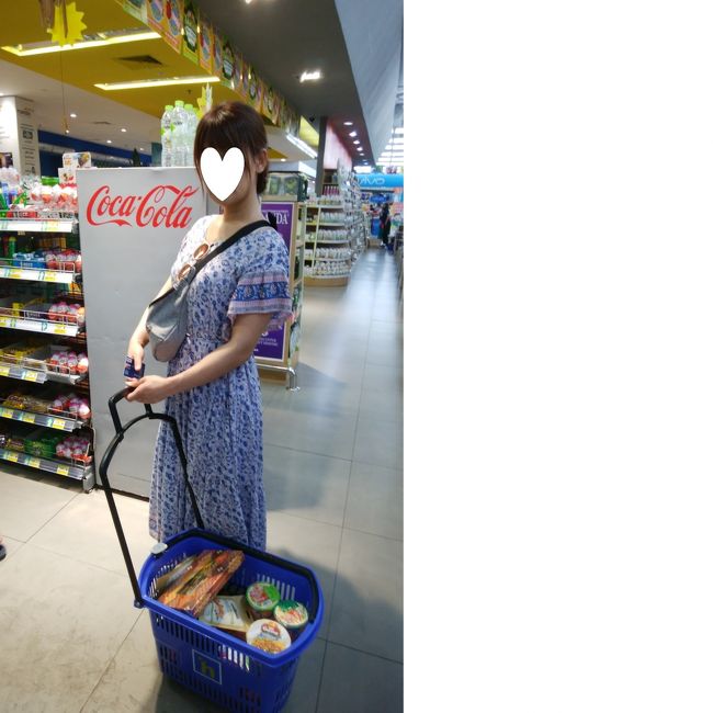 前回美味しくてハマってしまった<br />Indfoodのサンバルソース<br />EASTBALIのカシューナッツガーリック（ハイパーマート超高かったと後に判明）<br />ナシゴレンの素<br />アラック（主人へのお土産）などの食料品をお買い上げ<br /><br />お腹が空いたけど<br />時間が迫っていたので<br />車の中で食べようとホットドッグを注文<br /><br />なぜかソーセージを油で揚げ始めたよ<br />真っ白な四角いパンを機械に入れて温めてるよ<br />・<br />・<br />・　　　<br />・<br />・<br />１０分経過<br />そして写真とは別物のホットドッグが出てきました<br /><br />この時点で時間ギリギリ<br />焦り始める親子<br />早く行かなくちゃ<br /><br />