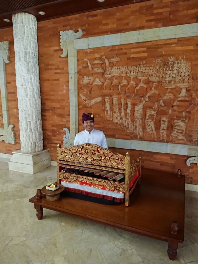 朝セーフティBOXを使おうとするが<br />まずリセットボタンを押すと書いてあるが<br />そもそもリセットボタンがないし<br />いろいろいじってみてもできない<br />ご飯食べたらフロントに寄って聞いてみようと言う事になり<br />とりあえず朝食<br /><br />朝食会場の入り口で<br />毎朝演奏してくださったオジサマ<br />いつも笑顔で迎えてくれて<br />朝から気持ちがいいです