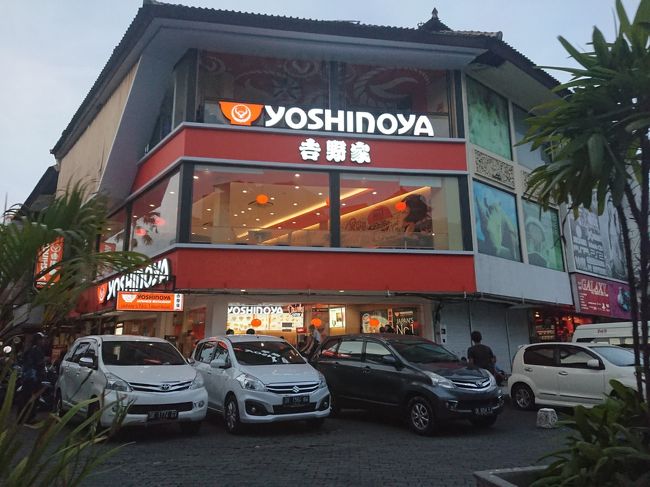 吉野家は何箇所かで見ました<br />バリ人は牛丼を美味しいと思ってくれてるのかな<br />けっこう人が入っていました<br /><br />そういうわたしは吉野家の牛丼を１回しか食べたことがありません