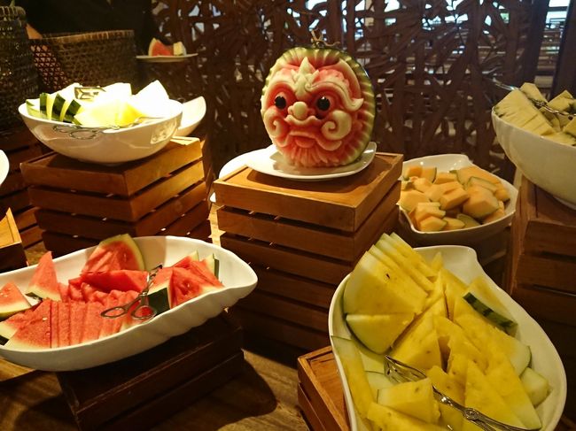朝食はビュッフェスタイルです<br />スイカのカービング<br />上手ですねぇ