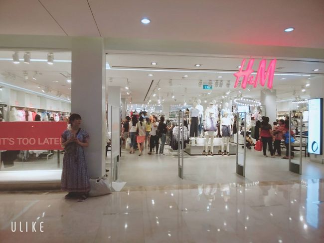 もともと方向音痴な二人<br /><br />あれっ？あれあれ？<br />入ってきた出入り口が見つからない<br /><br />H＆Mとユニクロは確かに見覚えはあるのに<br />探せど探せど見つからない<br />もう時間は完全にアウトです<br /><br />そうだ！緊急時のLINEがあったんだ<br />早速迷子ですLINEを送りました<br /><br />すぐに「バリ恋ツアー」から<br />ガイドに連絡しますとの日本語メッセージが<br />あ～よかった！<br /><br />ガイドさんからLINE電話がくるが電波が悪いのかすぐに切れる<br />おまけに日本語でガイドさんにLINE送ってしまう<br />よく考えたら日本語話せるけど読めないかも・・・<br /><br />焦っている時は何事もうまくいきません<br /><br />でも無事ガイドさんと会うことができました<br /><br />結局出口はＨ&amp;Ｍのすぐ側の右手にあり、何度も通り過ぎていました<br /><br />なんだかなぁ～