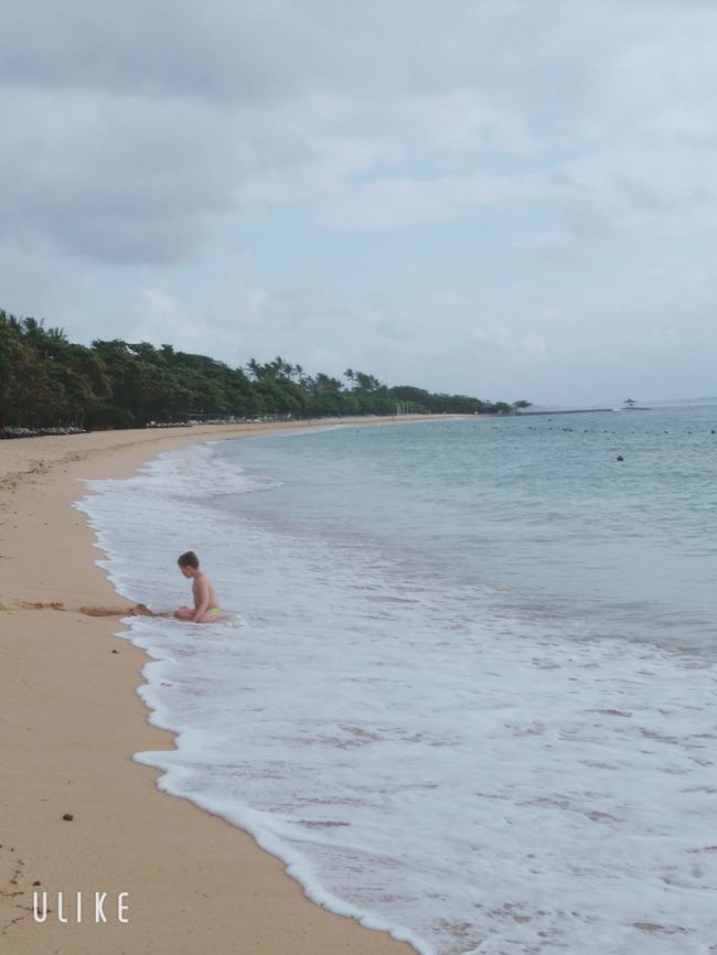 海はきれいですが透明度は０<br />入ったら砂まみれになります