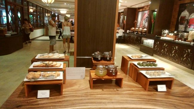 パンがいろいろ<br />他にもカレーなどのインド料理や<br />エッグスタンド<br />自分で麺を茹でてトッピングするコーナーもあります