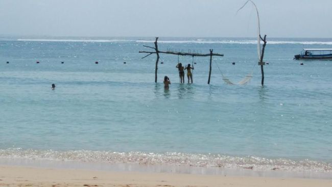 海の中にハンモック