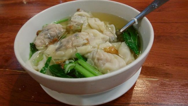 わたし<br />なにを隠そうワンタンが大好きなのです<br />日本一だと思っていた実家の近くのラーメン屋さんの<br />ワンタンの味が変わってしまってから<br />美味しいワンタンを探し求めております<br /><br />そんな時、何年も前から大好きな<br />バリ島旅行のみかた<br />https://bali-no-mikata.com/kuta-soonkee<br />のホリ君が<br />バリ島一美味しいワンタンと勧めていたので<br />食べてみたかったんです<br /><br />おいしかった～！！<br />皮が薄くてわたし好み<br />具にはエビがゴロゴロ入って食べごたえ充分<br />スープは薄味ですが<br />テーブルに調味料あったので自分で調整するのかも<br />大満足でした<br /><br />