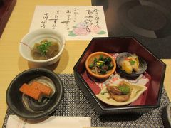 夕食は水炊きのコース（一人４５００円）をいただきます。
小鉢と前菜三種盛り。