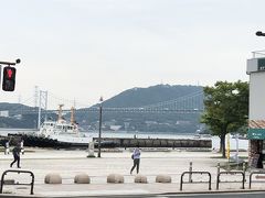 　駅に向かって右手に、関門海峡。
　この海側で、８月に花火大会があります。子供達が小さい頃には、連れてきました。大勢の人で賑わい、花火はとても綺麗でした。