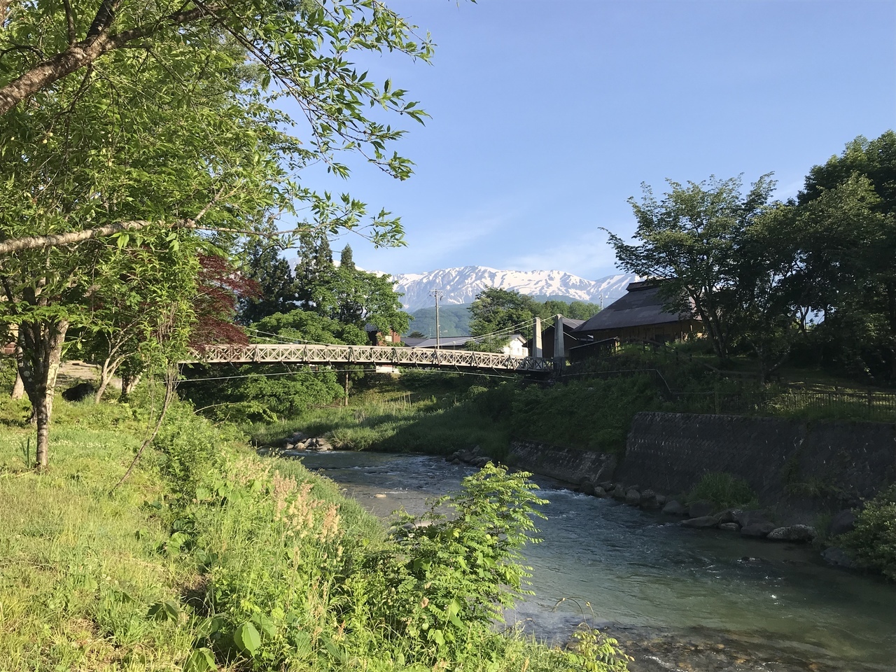 大出の吊橋までは車で数分♪
駐車場にも吊橋にも誰もいません。
この景色ひとりじめ～