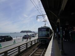 その後稲村ケ崎駅に戻り　峰の原信号場で　駅でもないのに泊まる場所を
確認ののち　スラムダンクで有名な日坂に行ってみるかな

ここは鎌倉高校前駅



ここの駅からは　海と江の島が見えるよ