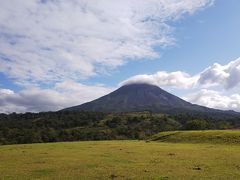 アイスとコーヒーも出ましたが撮り忘れ。
レストランすぐ横の林に野生のナマケモノが！！
スマホでは綺麗に撮れなかったので目に焼き付けてきました！！

ホテルに戻る途中でアレナル火山のフォトストップ
