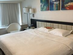 ホテル到着、ホテルはリーガルリバーサイドホテル。
ダブルベッドの部屋を予約したら、キングサイズベッドルームでした。
Bookingcomで予約、10000円くらいでした。