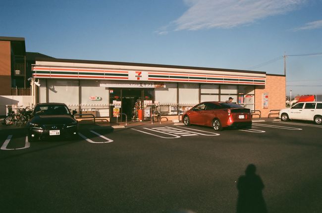 セブンイレブン春日井総合体育館前店に立ち寄り、オヤジ殿が買い物をしている間に近くを散歩します。<br /><br />ファミリーマート　16：29 （9.6km・184.1km・26.2km/h）<br />春日井　丁田橋店　17：30<br />セブンイレブン春日　17：45 （2.7km・186.8km・26.2km/h）<br />井　総合体育館前店　17：53<br />