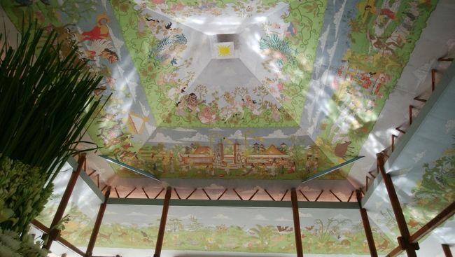 ロビーの天井絵<br />昼間見たほうが美しいです