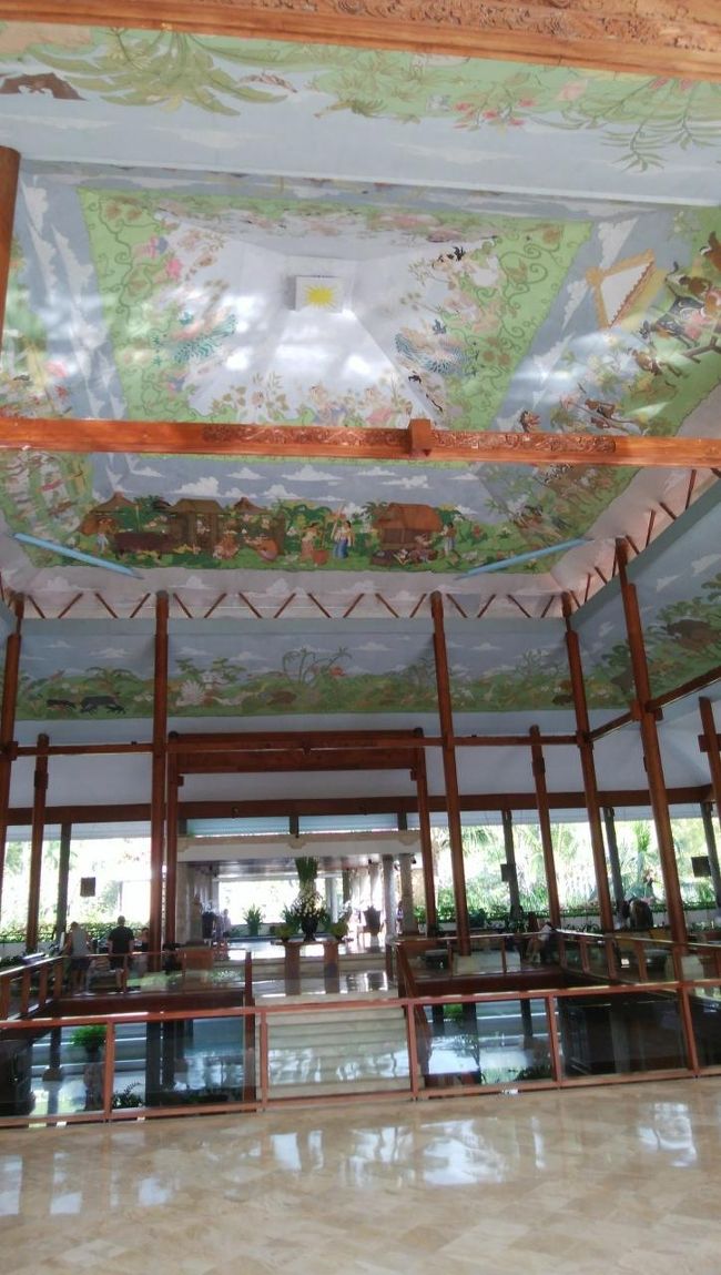 上から<br />神様の世界<br />人間の世界<br />動物の世界<br />が、描かれています