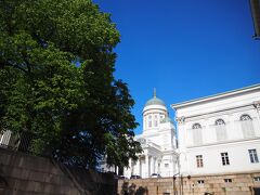 ホテルで荷物を一通り片づけた後、市内観光に出かけました。
ホテルから5分も歩くとヘルシンキ大聖堂に行かれます。
時間は夕方5時ですが、この青い空。