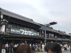 川越一番街に着くと、蔵造りの町並みをたくさんの人が歩いていました。
まるで明治か大正にタイムスリップしたかのような景色でした。
