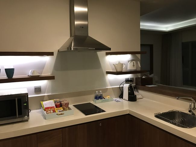 宿泊先に到着。宿泊先はアラカルテ。2人では申し分ない広さ。<br />キッチンまでついてて、家族滞在にも良さげ。<br /><br />ちなみに、両替は一部屋で1日につき2万円までしか両替できませんでした。とりあえず一万円分両替。<br />でも、物価が安いので、結果2人で最終日まで両替する必要ありませんでした。お土産買ったりするのに、最後にしたって感じです。贅沢しなければ、全然一万円で持ちます。