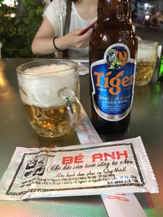 喉乾いたしビール。<br />こちらでは、でっかい氷がグラスに入っててそこに注いで飲むの。ずっと冷たいし、ビールが少しづつ薄くはなるけど、もともと軽い口当たりだから気にならず。<br />この飲み方好きかも。