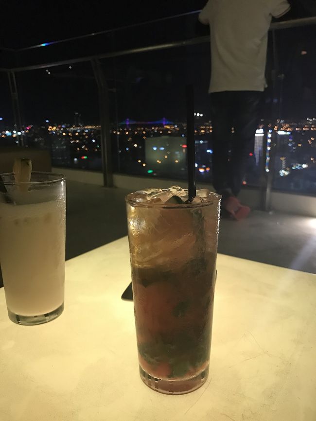 ホテルに戻ってルーフトップバーへ。<br />人がめちゃめちゃ多かった。そして、アジア系の方がほとんど。賑やかでした。