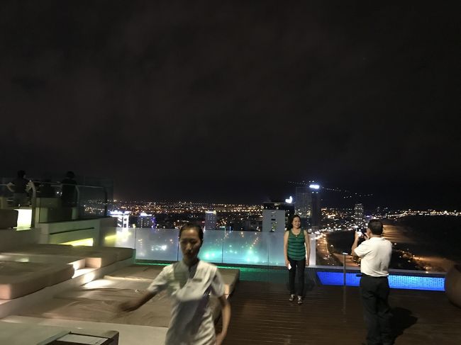 同じフロアにインフィニティプールがある。<br />インスタ女子がたくさんいろんな角度から写真撮ってた。