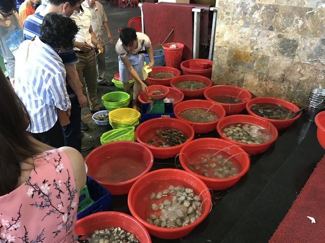 食材は、量り売り。モノによって値段が違うので聞きながらチョイス。<br />調理方法もリクエストできるけど、とりあえずオススメの調理方法を聞いて、それに決定。