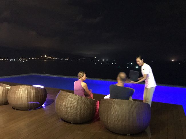 プールサイドにもソファ！ここに座りたかったけど、なかなか空かなくて断念。