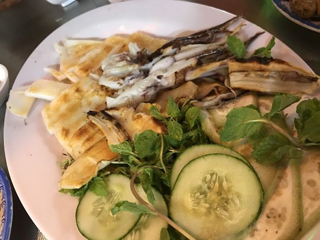 きたきた！頼んだイカ。焼きがいいよって言われたからそれにしたけど、新鮮なので普通に美味しくてパクパクいけた。