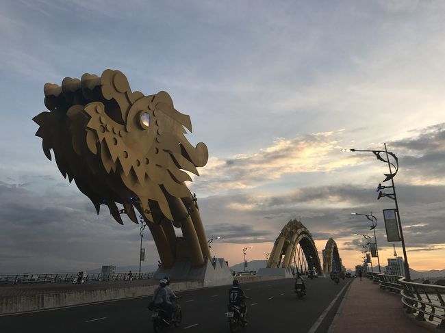 夕方頃、少し街歩き。<br />ドラゴン見に行きましたが、結構歩きます。<br />この先まで更に歩いたけど、帰りは歩けないくらい足が疲れたので、街中のホテルのフロントでタクシー呼んでもらって帰りました。<br />道があまり良くないところがあるので、なかなか疲れます。