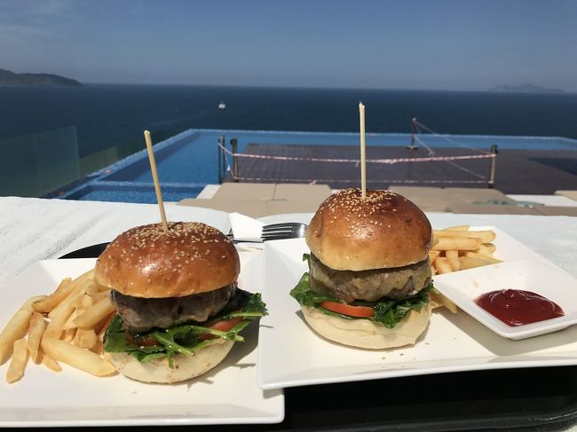 お腹すいたので…ホテルでお昼。<br />ルーフトップバーは、昼間はレストラン。プールサイドのベットでダラダラしながら食べられます。てわも、パラソルないのでめっちゃ焼ける。