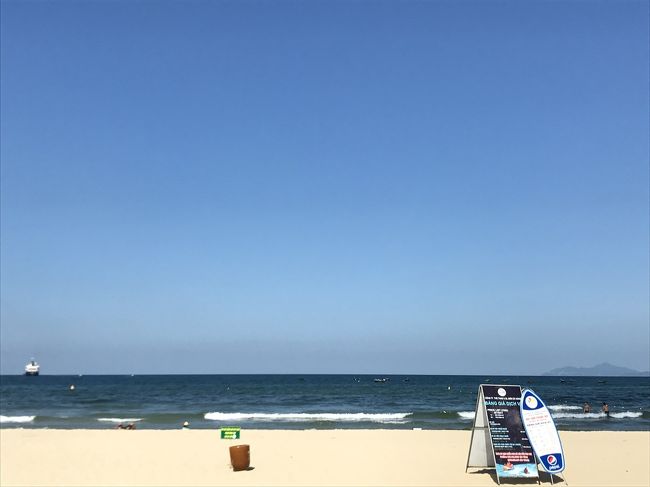 海は凪いでます。割と浅いので、プカプカと浸かりながらまったーりできる。