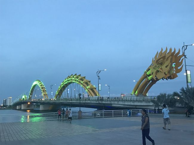 暗くなるとライトアップ。