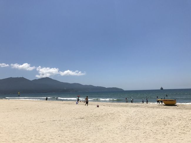 奥には山が見えるので、自然を感じながら風を受けてウトウト。日焼けは相当気をつけないと日差しがとてもきついので注意…