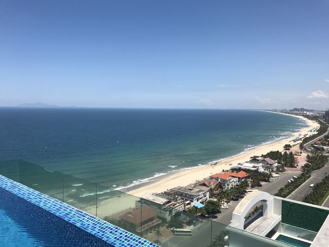 インフィニティプールで身体を冷やす。ビーチがかなり先までよく見える。