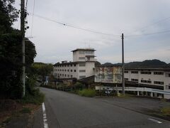 広い敷地面積のお宿に向かう途中、ほぼ廃墟の煎餅屋さんや、こんな廃れた看板があるのがちょっと悲しかった。
磯部せんべいは名物らしいのに。
ここは町中の温泉街と反対側なので、かんぽの宿磯部だけぽつんとある感じです。