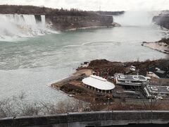 早速、ナイアガラのお散歩観光に出かけます。
ホテルを出て川沿いに行くと「Hornblower Niagara Cruise」の乗り場が見えます。よく見ると、未だ氷がビッシリ。これでは、クルーズ船は未だ出せませんね。普通の年だと5月に入ればクルーズ船が動き出すようですが、今年はまだまだ難しそうな感じでした（結局5月24日から運行した模様です）。