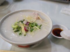 チェックイン後、中環まで歩いて、お粥の昼食です。先ほどの飲茶は、遅い朝食と解してください。１人分44香港ドル(660円)。