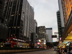 MRTで、彩虹駅から佐敦駅まで戻ってきました。佐敦と書いてジョーダンと読むのが、香港に来るたびに、不思議に感じます。