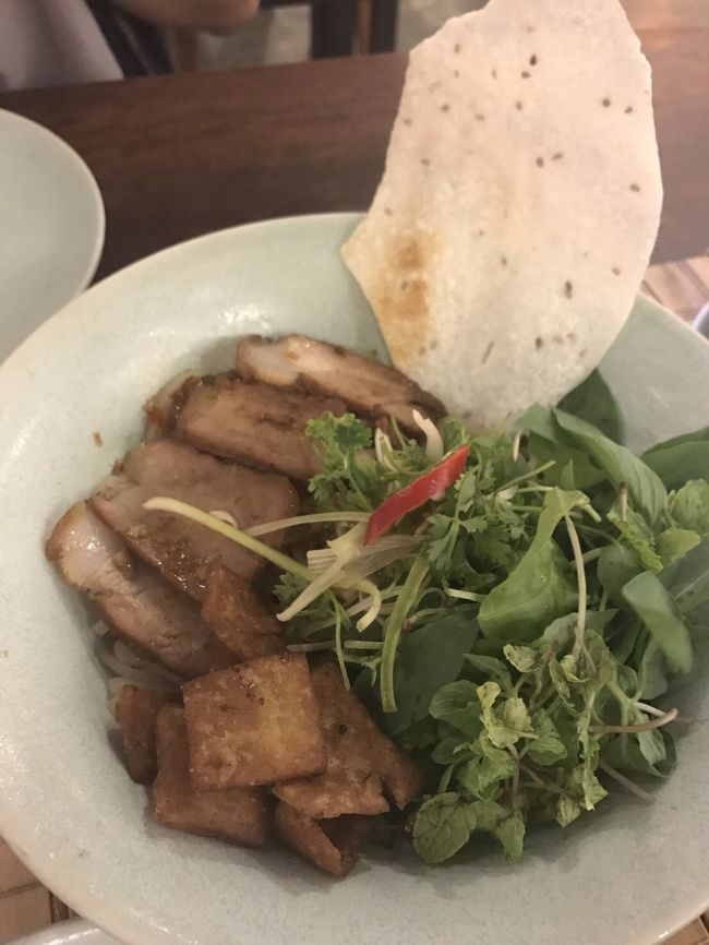 名前忘れてしまったのだけど、日本のうどんな感じ。これ、さっぱりしてて食べやすかった。<br />ホワイトローズが食べたかったけども、結局店を探すことができず…