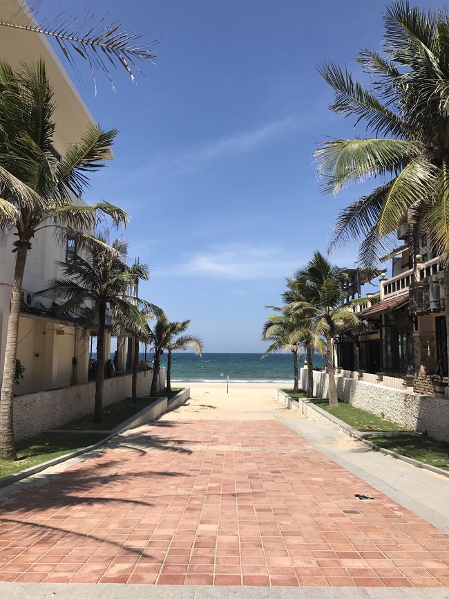 海へ続く道。砂浜綺麗だし、海のグリーンも癒される。これで見納め。楽しかった分さみしいけど、人も景色も全て良かった。<br />また来たいな、ダナン。<br /><br />ハノイにも過去に行ったけど、そことはまた違う土地の雰囲気を味わえて、穏やかな時間の流れを感じながら疲れが取れました。