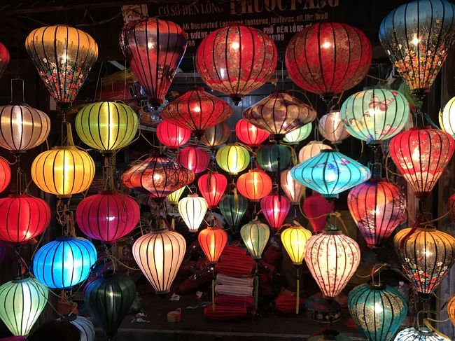 ホテルからシャトルバスが出てるので、夜はホイアンへ。本当は2日目の夜にいきたかったんだけど、バスがいっぱいで3日目に行くことに。<br />いたるところにランタンがあって素敵でした。