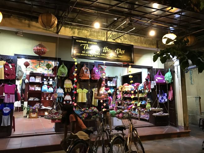 お土産やさんたくさんある。<br />基本的に値段はふっかけてくるので、値引き交渉しましょう！