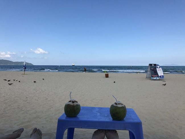 パラソルと、ビーチチェアのレンタルは1日で2人で8000ペソって言われた。1人40円くらい。安い。<br />シーズンオフだったから…？<br />ココナツも、日本円で100円くらいで買えた。