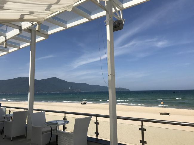 テラスは、とても眺めが良くて、海を感じられるんだけど、暑すぎて結局途中から中の席が空いたので移動…